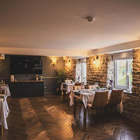 Crossways Hotel Wells Buitenkant foto The restaurant at The Old Stamp House