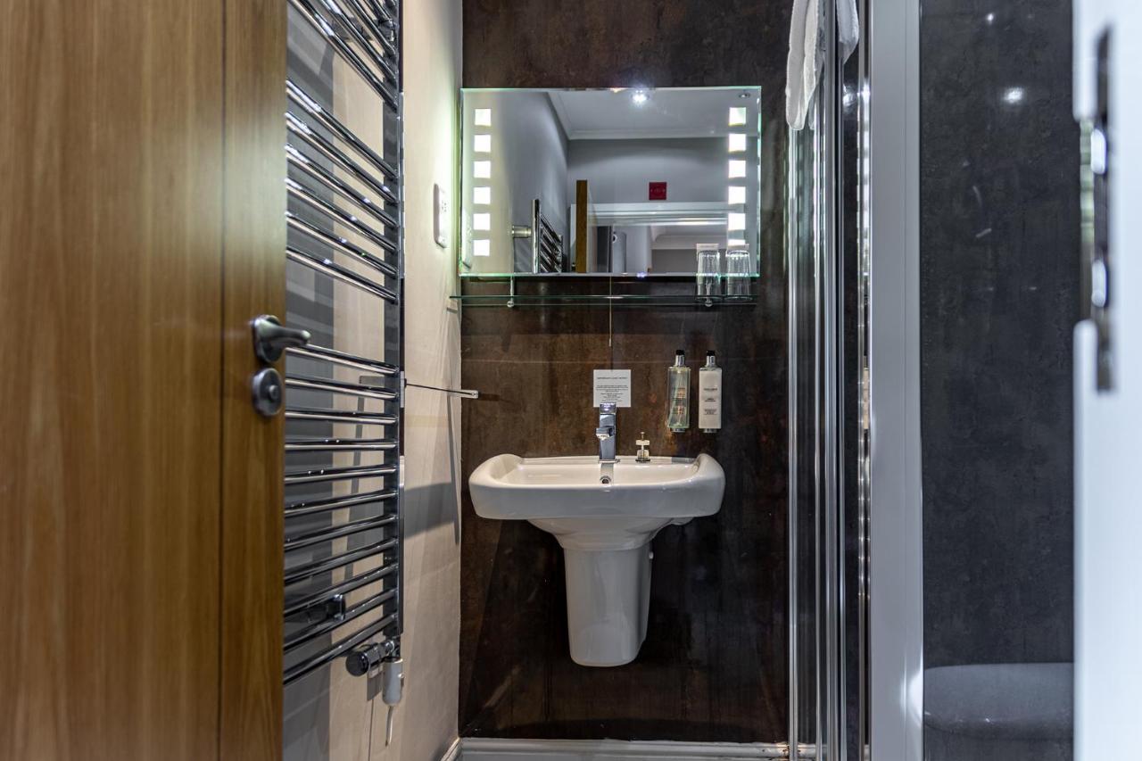 Crossways Hotel Wells Buitenkant foto A wet room