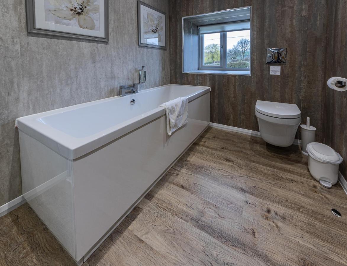 Crossways Hotel Wells Buitenkant foto Bathroom with a shower bath