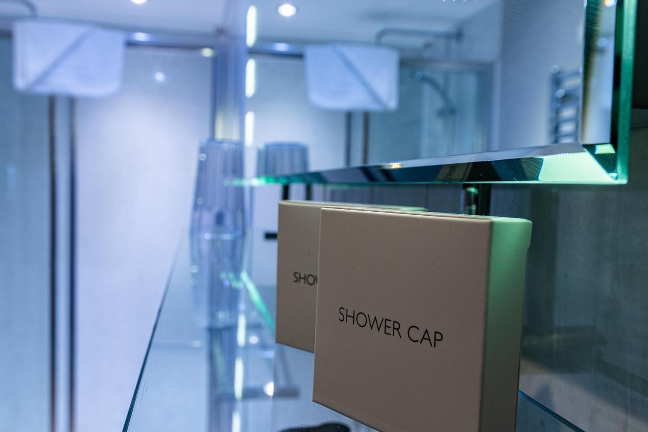 Crossways Hotel Wells Buitenkant foto Shower cap