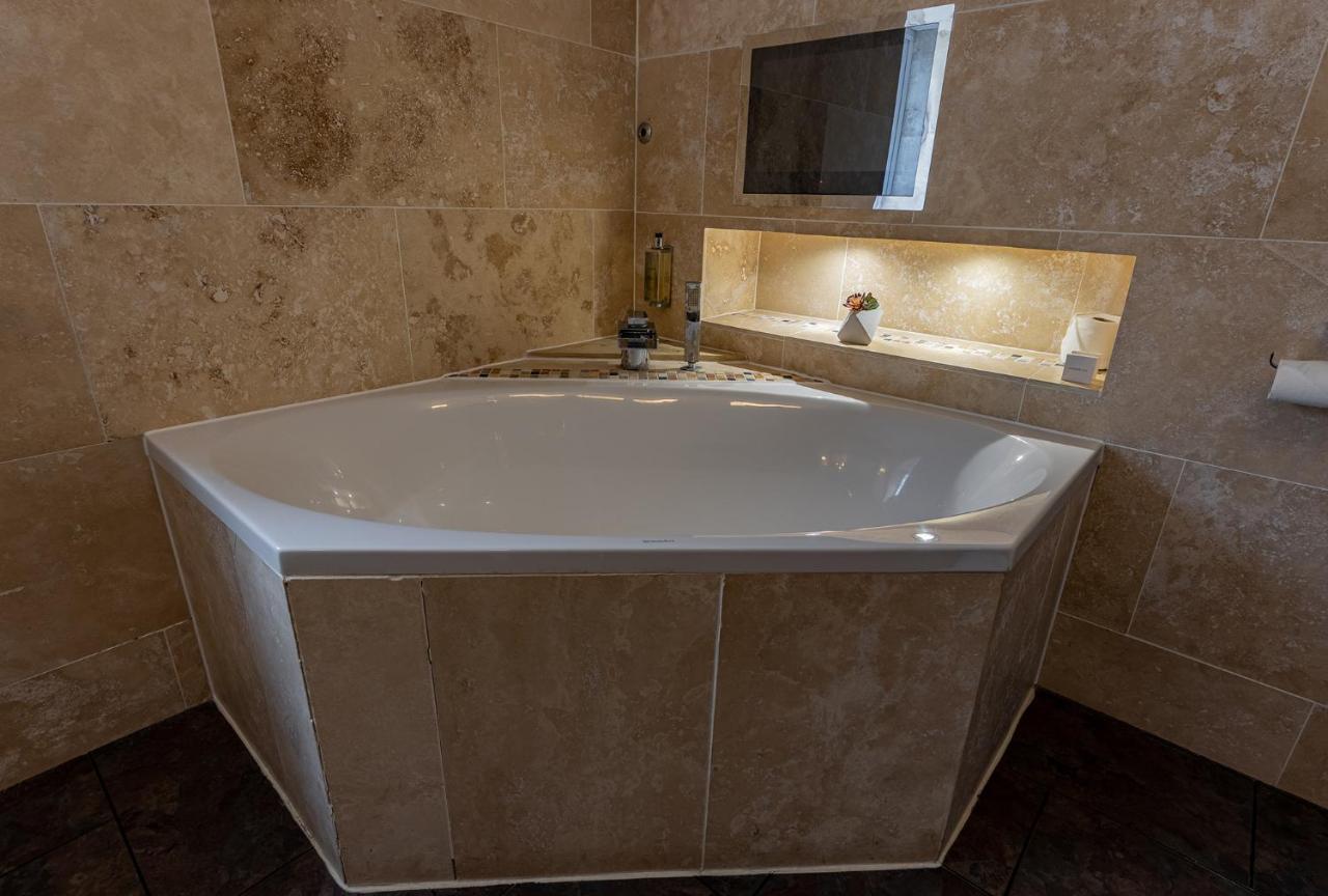Crossways Hotel Wells Buitenkant foto A modern bathtub