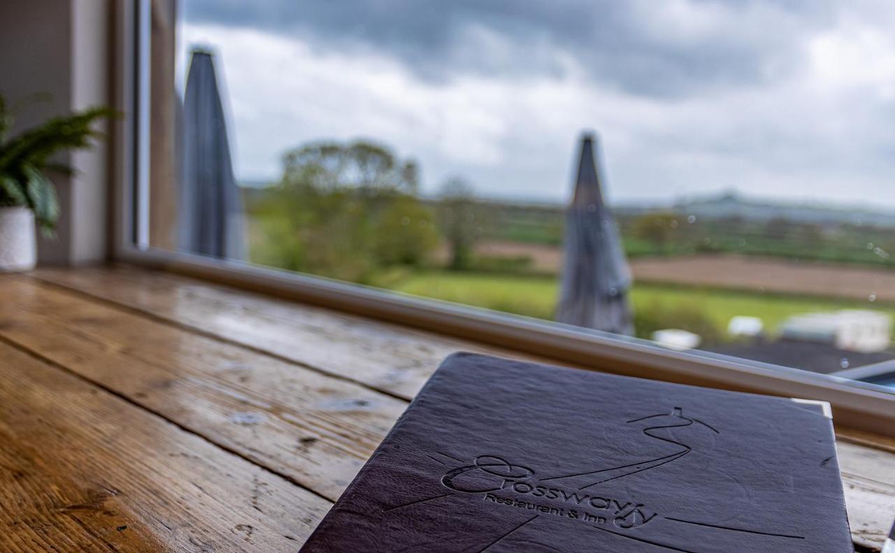 Crossways Hotel Wells Buitenkant foto The Swan Inn