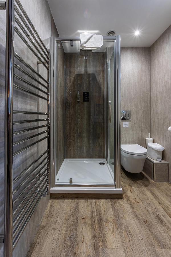 Crossways Hotel Wells Buitenkant foto A shower cubicle