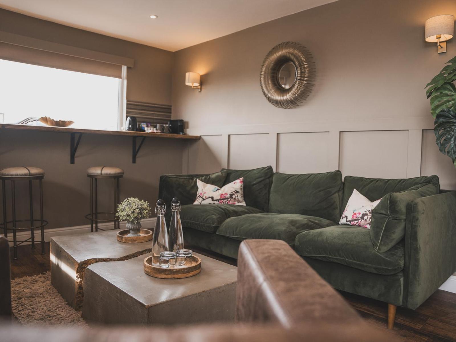 Crossways Hotel Wells Buitenkant foto The interior of the new lounge