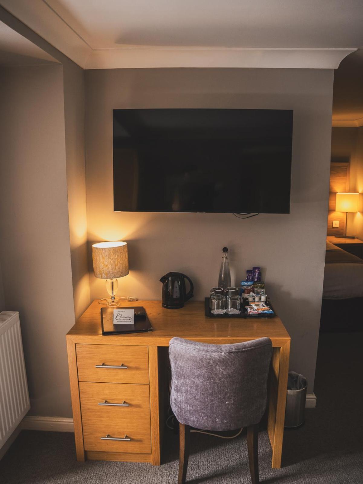 Crossways Hotel Wells Buitenkant foto A television in a hotel room
