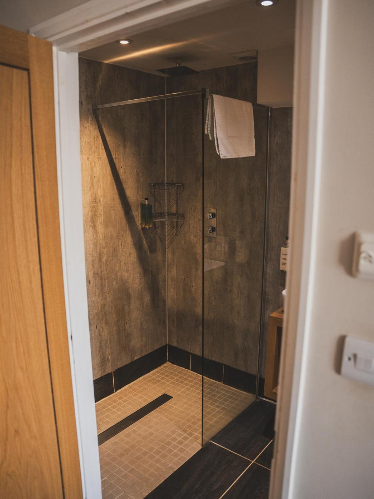 Crossways Hotel Wells Buitenkant foto A shower cubicle