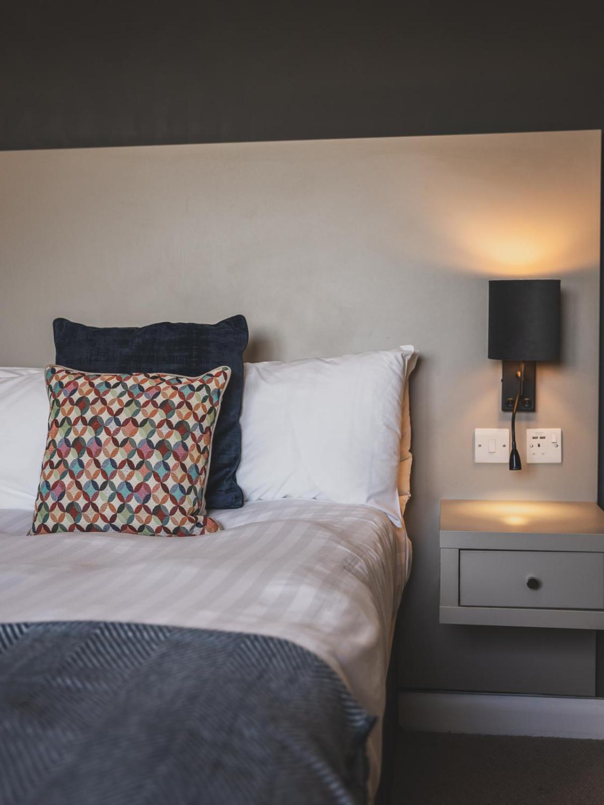 Crossways Hotel Wells Buitenkant foto A wall light