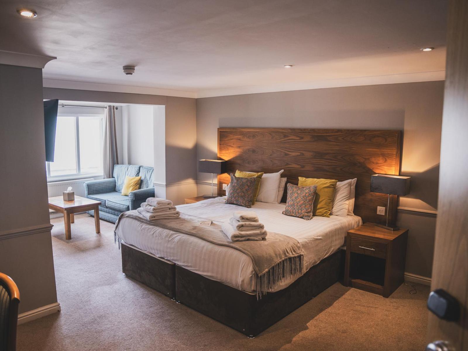 Crossways Hotel Wells Buitenkant foto A bedroom at The Old Ship Hotel