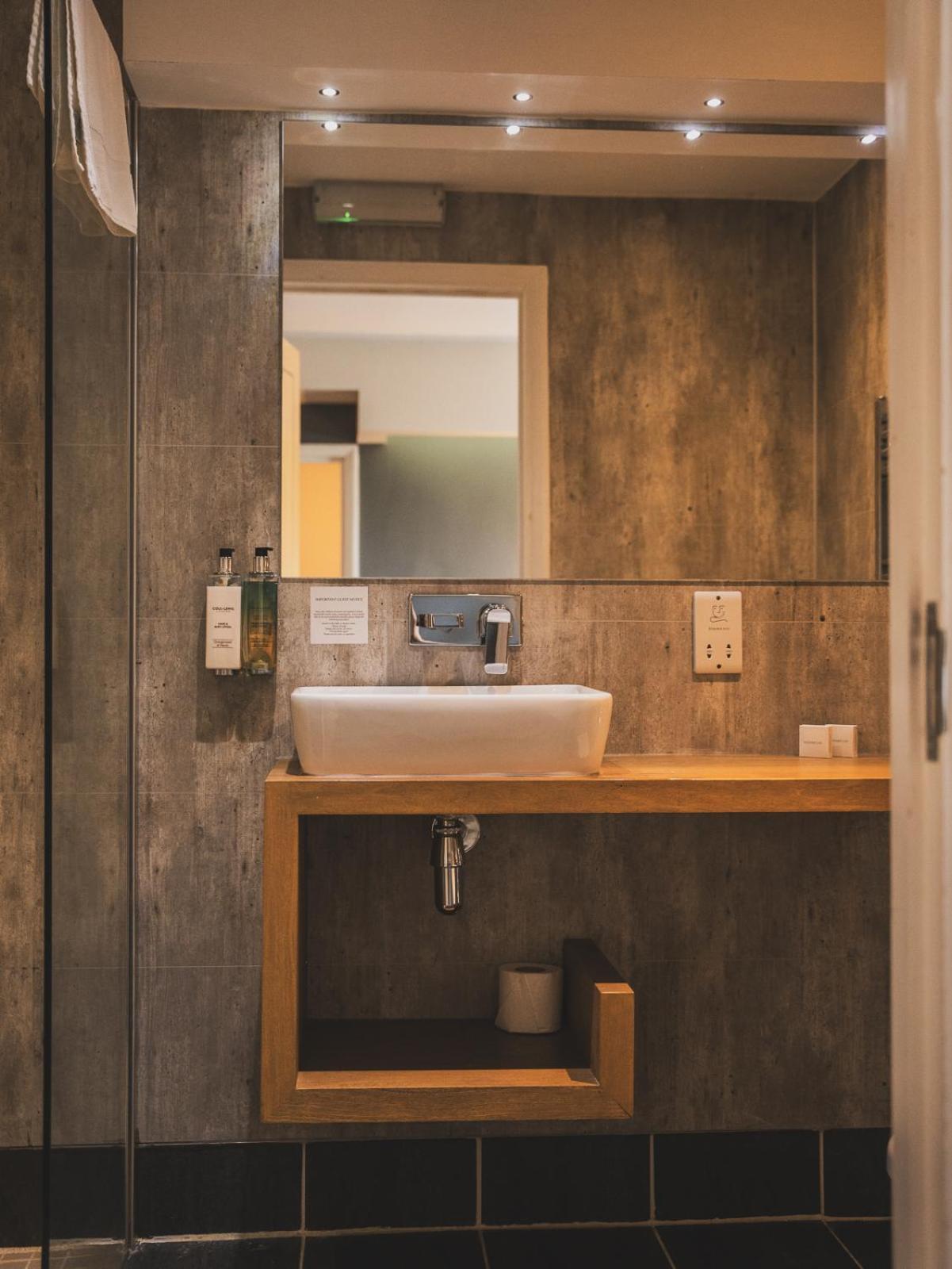 Crossways Hotel Wells Buitenkant foto Bathroom