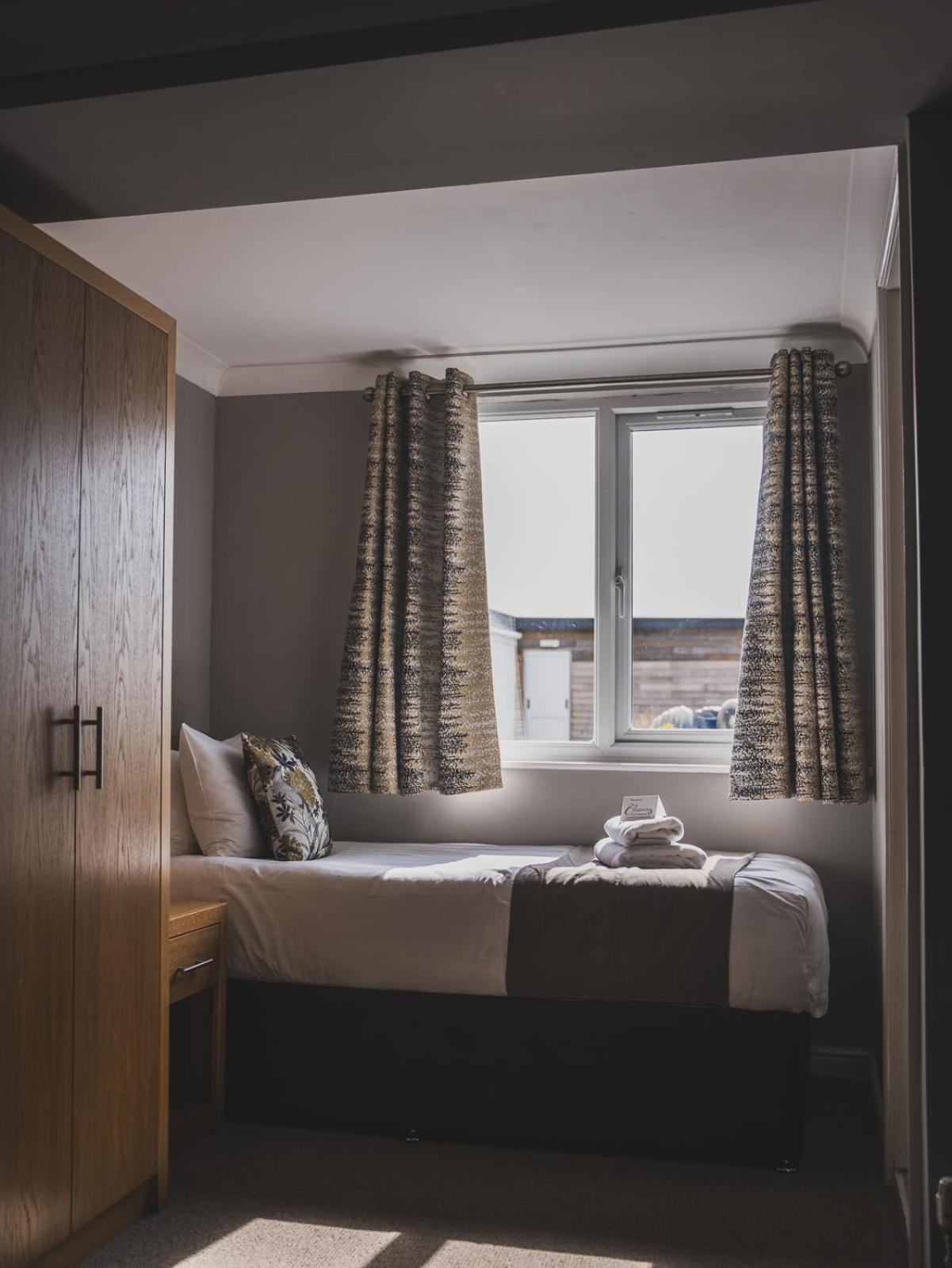 Crossways Hotel Wells Buitenkant foto A bedroom at the hotel