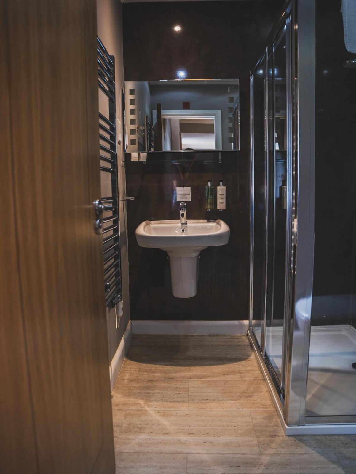 Crossways Hotel Wells Buitenkant foto A wet room in a hotel