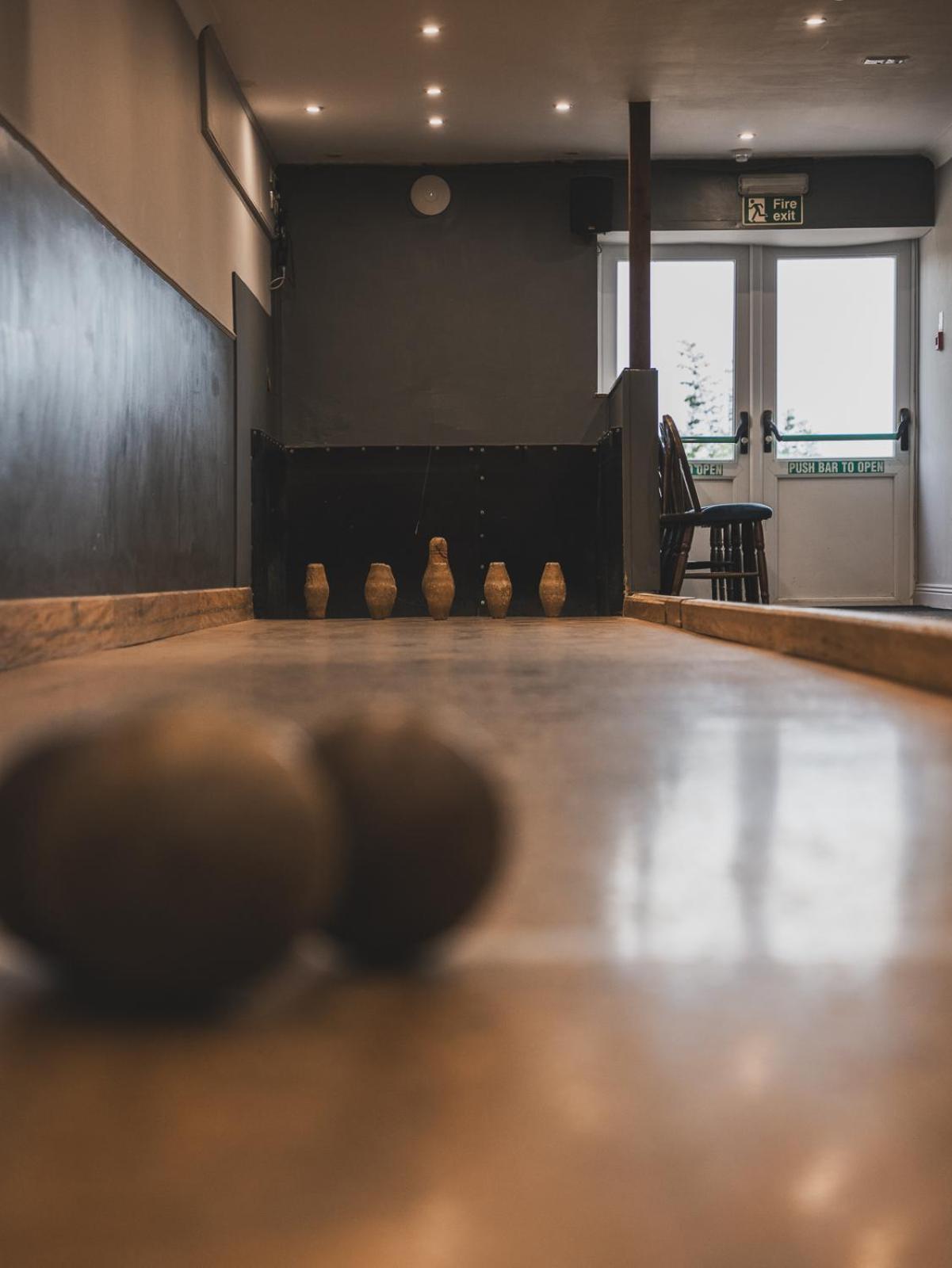 Crossways Hotel Wells Buitenkant foto A bowling alley