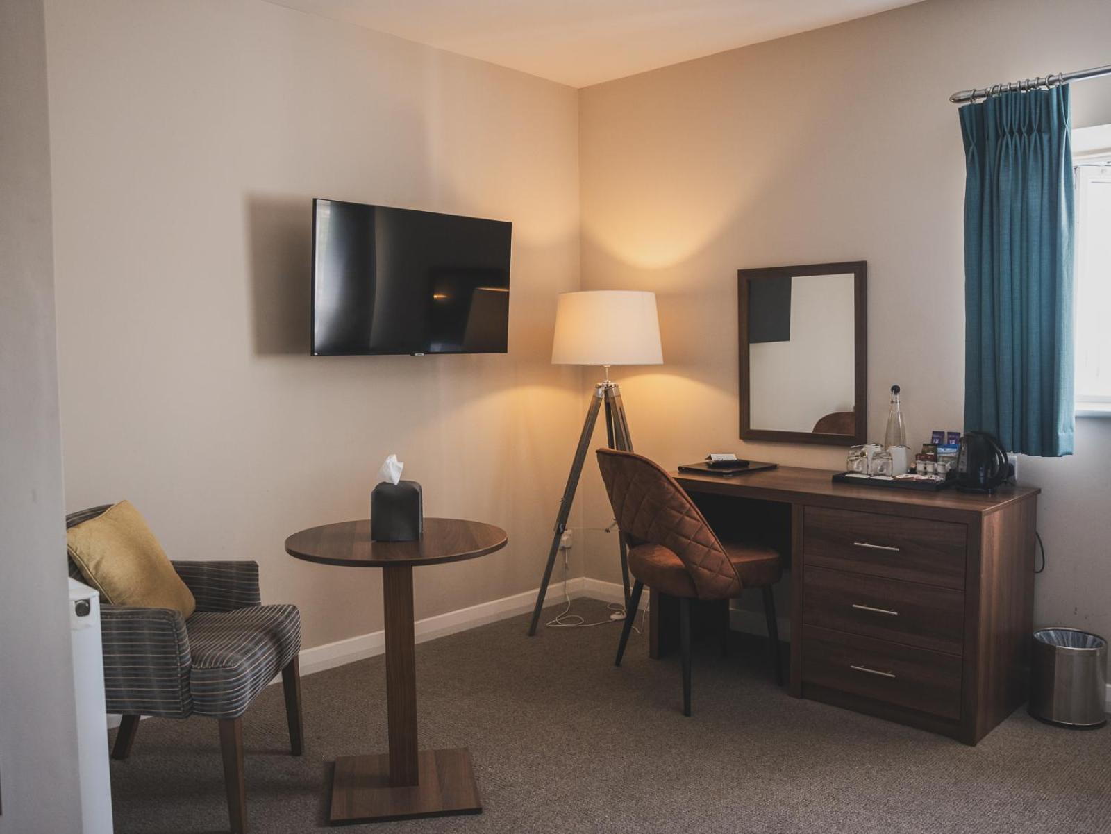 Crossways Hotel Wells Buitenkant foto A room at the hotel