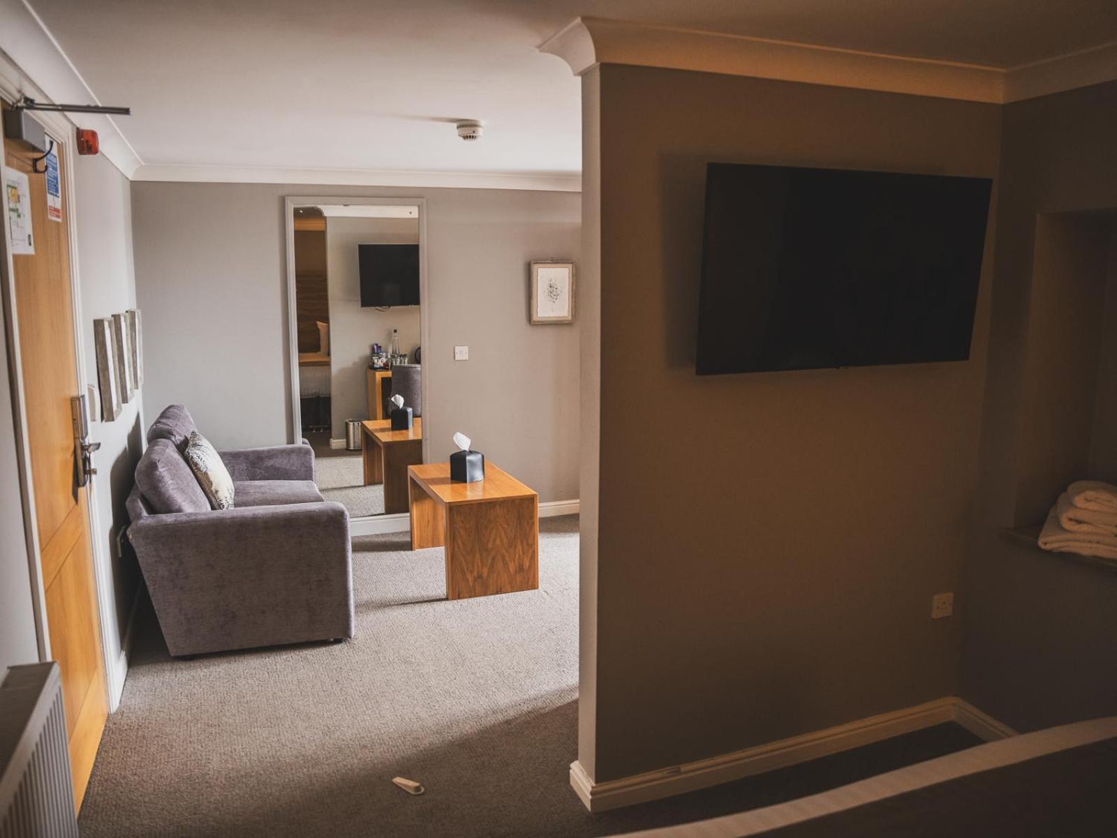 Crossways Hotel Wells Buitenkant foto A suite at the hotel