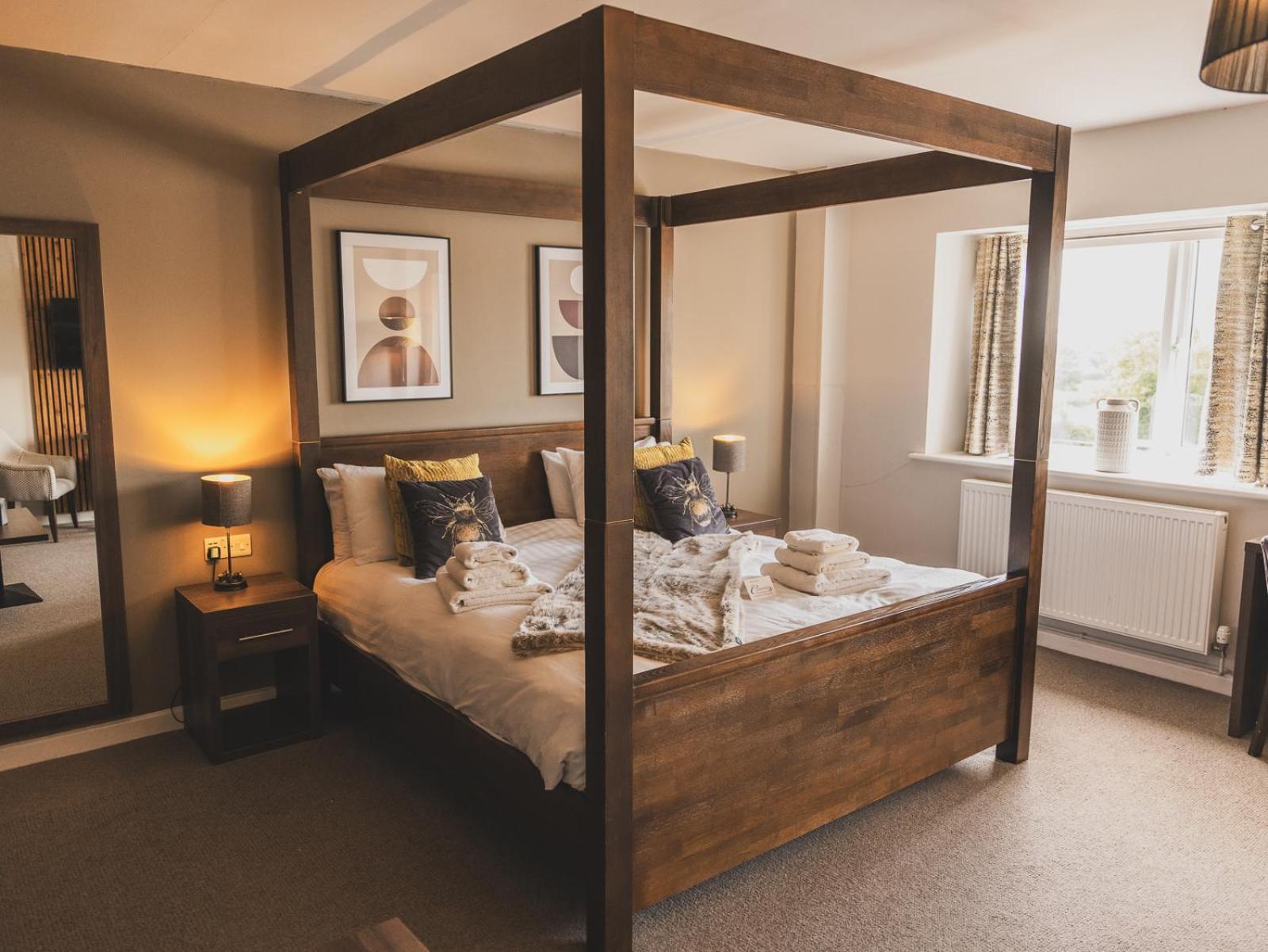 Crossways Hotel Wells Buitenkant foto A four-poster bed