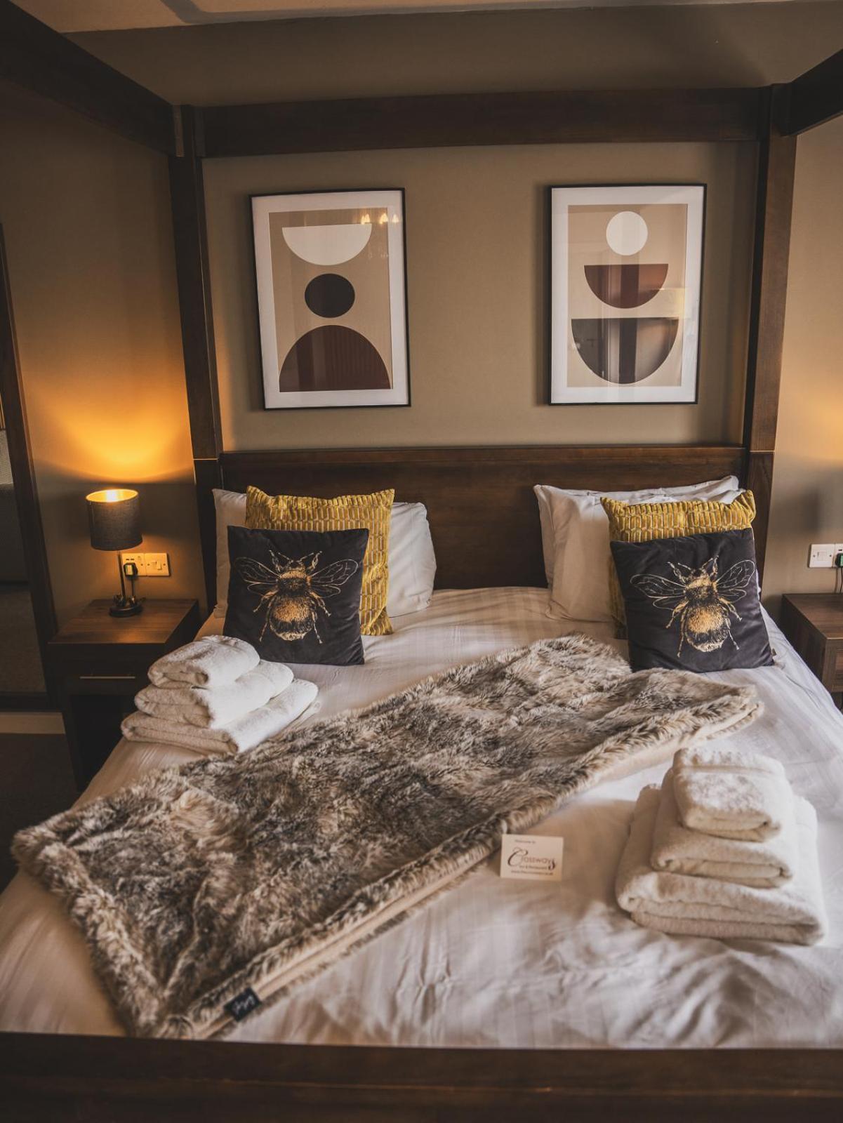 Crossways Hotel Wells Buitenkant foto A bed with a throw