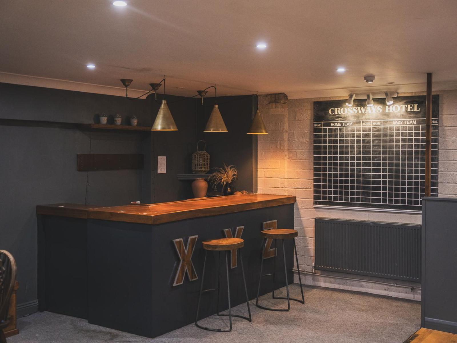 Crossways Hotel Wells Buitenkant foto The bar at the Crown Hotel
