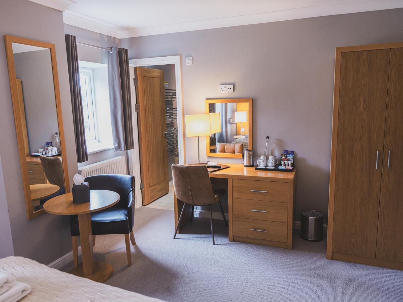 Crossways Hotel Wells Buitenkant foto A room at the hotel