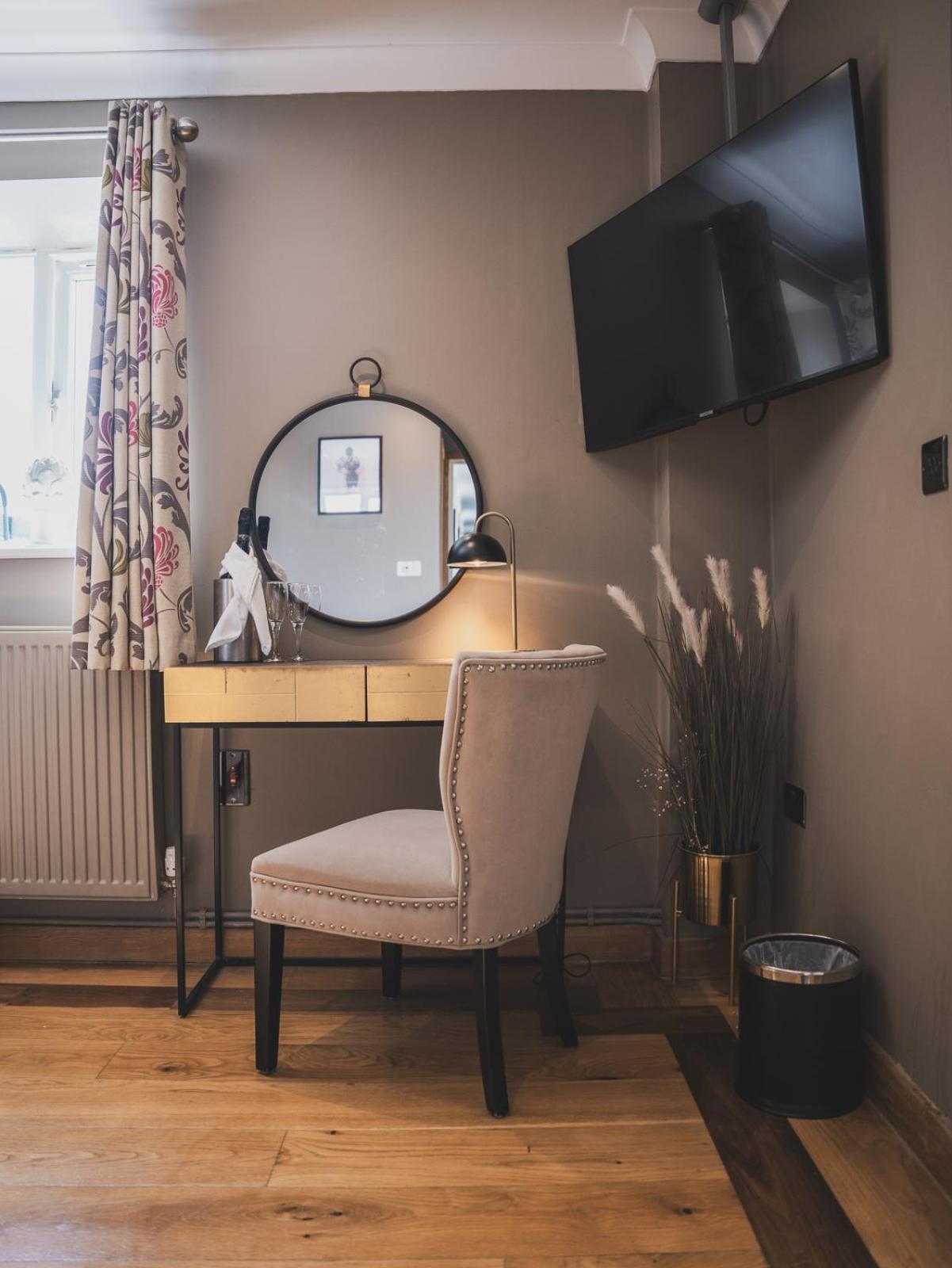 Crossways Hotel Wells Kamer foto A dressing table in a bedroom