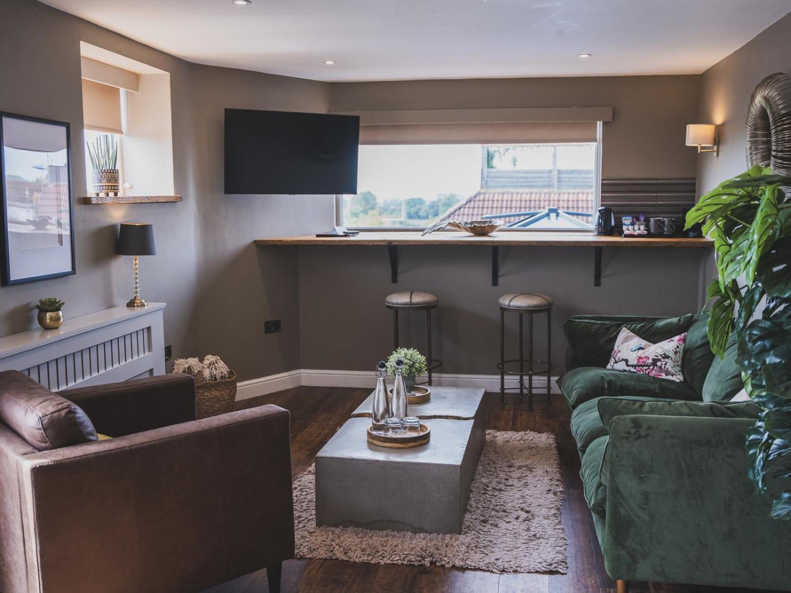 Crossways Hotel Wells Kamer foto The interior of a typical apartment at The Mill