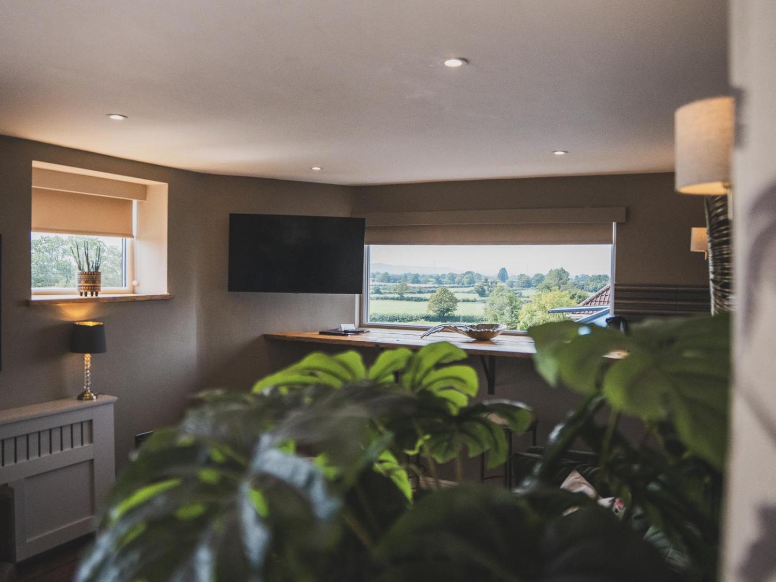 Crossways Hotel Wells Kamer foto The interior of the control tower at Cotswold Airport