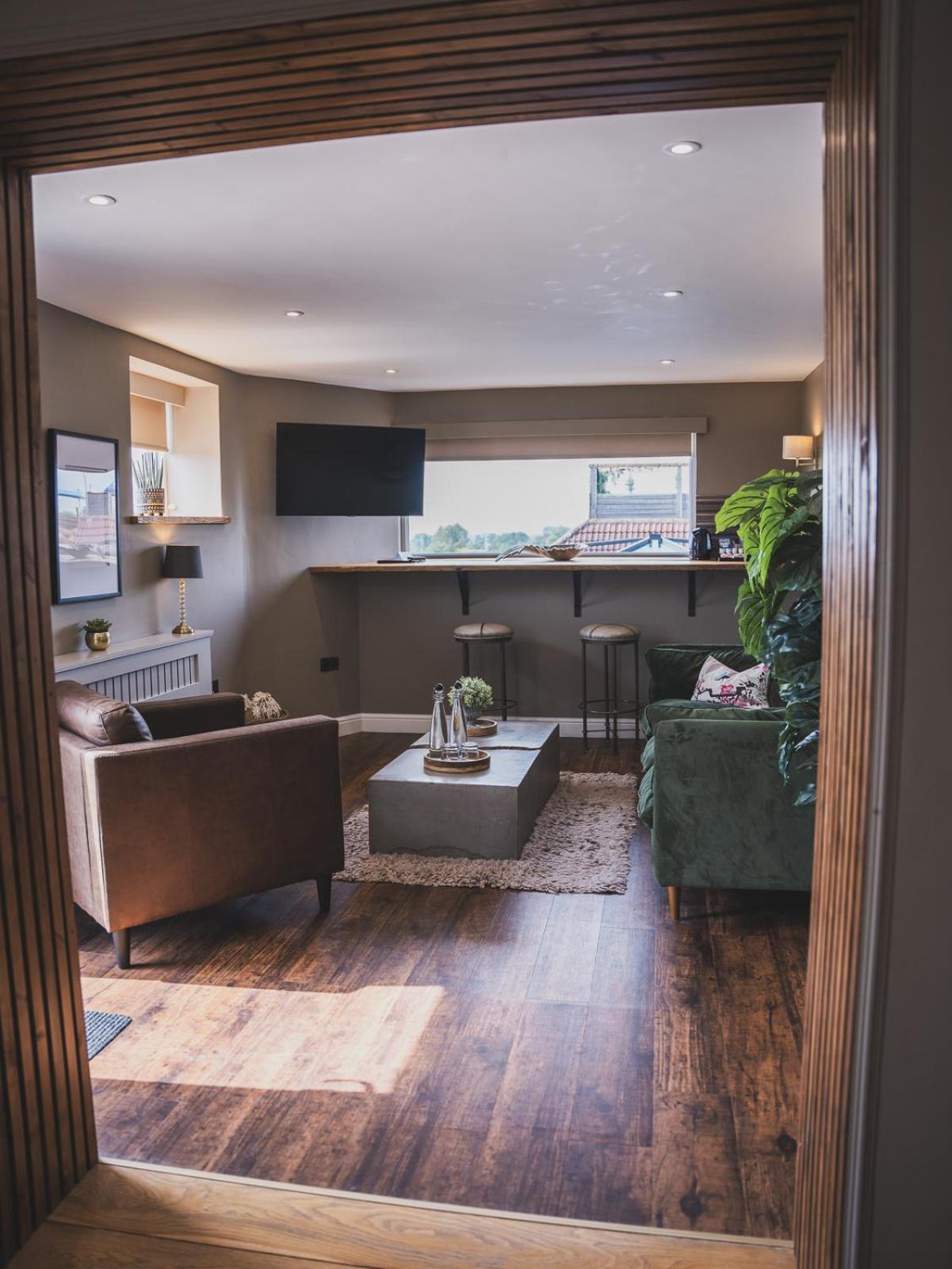 Crossways Hotel Wells Kamer foto The interior of the 1960s building