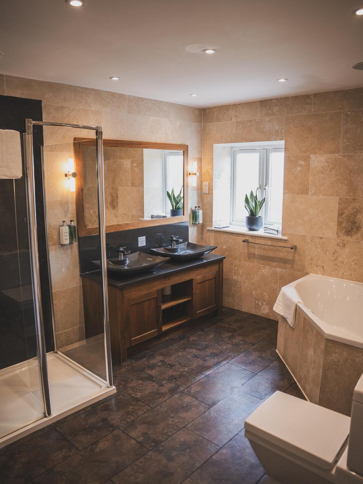 Crossways Hotel Wells Kamer foto A bathroom in the UK