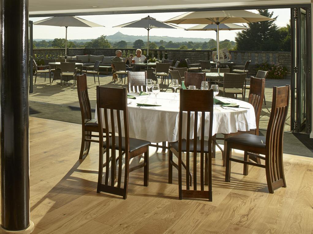 Crossways Hotel Wells Buitenkant foto The restaurant at the River Café
